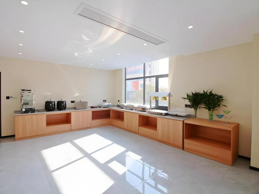 GreenTree Inn Express Zhangjiagang Hexing Town Shazhou Professional Institue of Technology