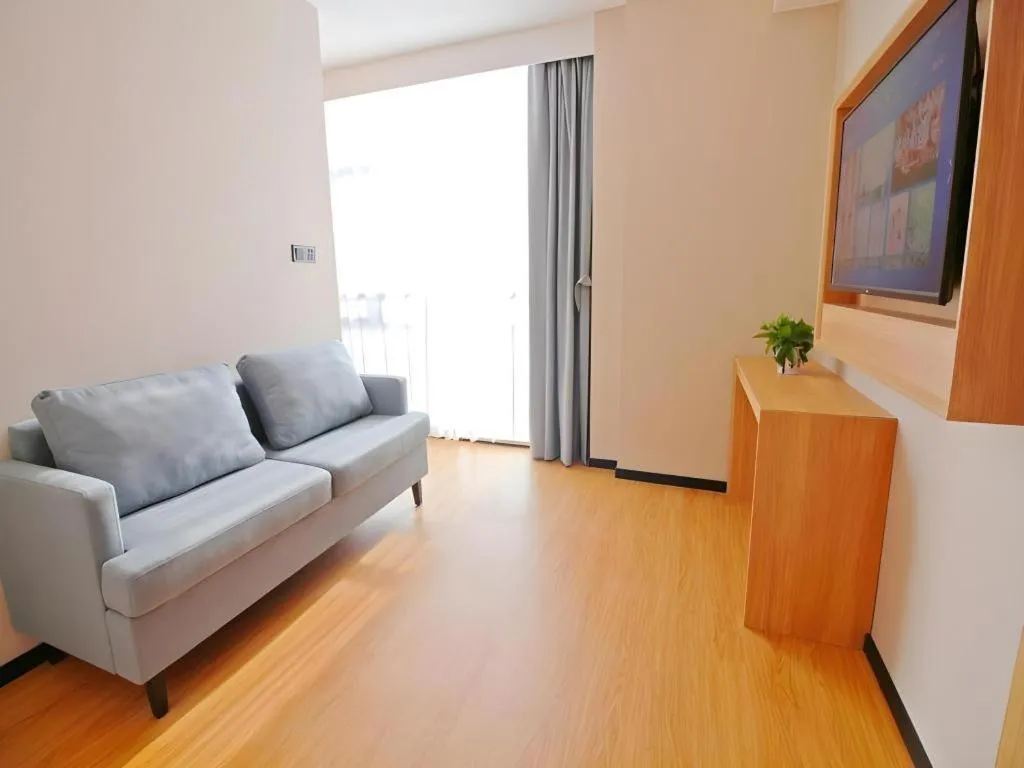 GreenTree Inn Express Zhangjiagang Hexing Town Shazhou Professional Institue of Technology