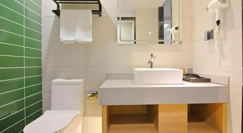 GreenTree Inn Express Zhangjiagang Hexing Town Shazhou Professional Institue of Technology