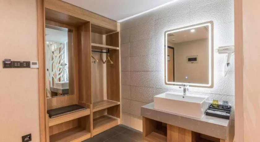 GreenTree Inn Express Zhangjiagang Hexing Town Shazhou Professional Institue of Technology