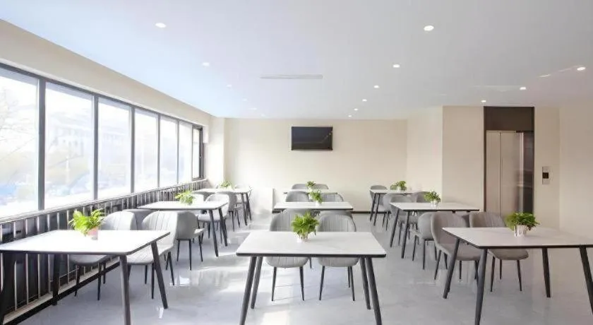 GreenTree Inn Express Zhangjiagang Hexing Town Shazhou Professional Institue of Technology