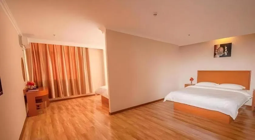 Bed in GreenTree Inn Dalian Jinzhou District Railway Station Ansheng Plaza