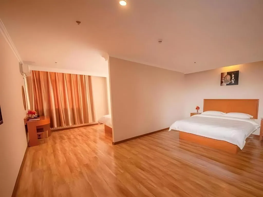 Bed in GreenTree Inn Dalian Jinzhou District Railway Station Ansheng Plaza