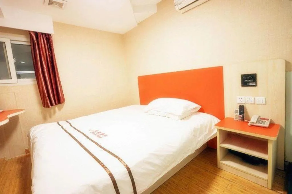 Bed in Shell Hotel Shanghai Expo Changqing Road Metro Station