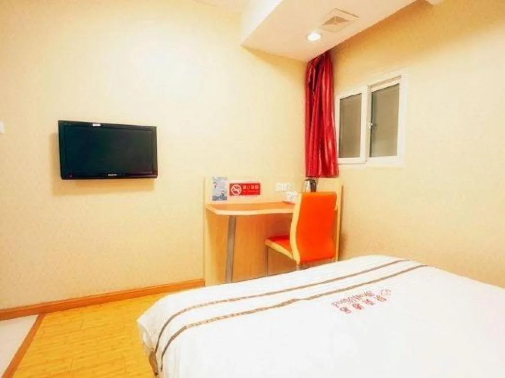 Bed in Shell Hotel Shanghai Expo Changqing Road Metro Station