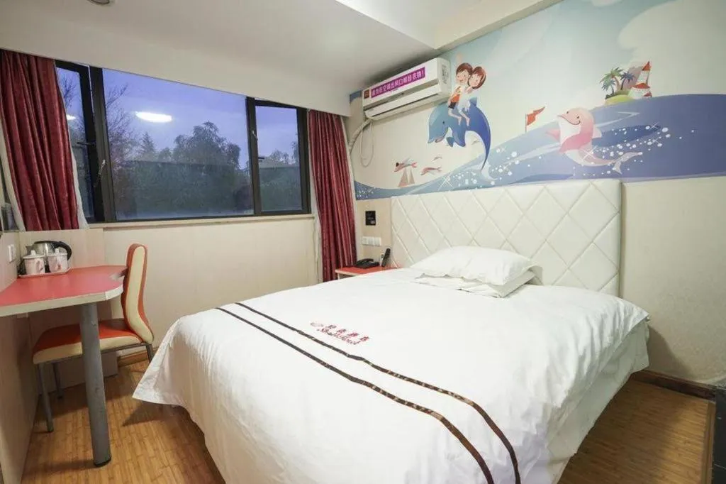 Bed in Shell Hotel Shanghai Expo Changqing Road Metro Station