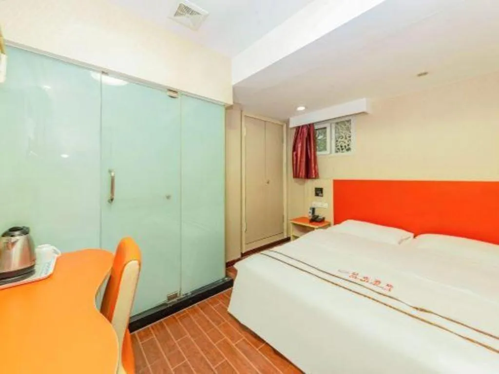 Bed in Shell Hotel Shanghai Expo Changqing Road Metro Station