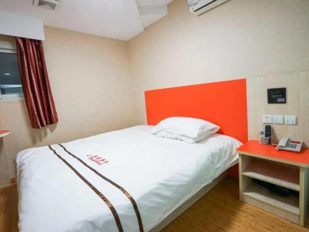 Bed in Shell Hotel Shanghai Expo Changqing Road Metro Station