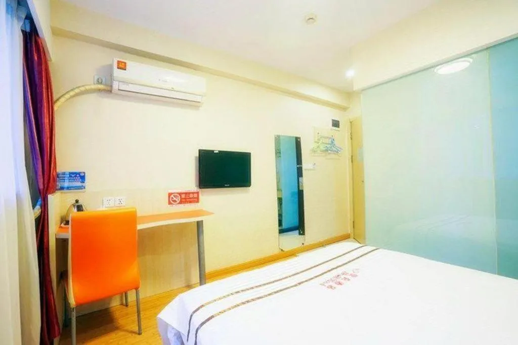 Bed in Shell Hotel Shanghai Expo Changqing Road Metro Station