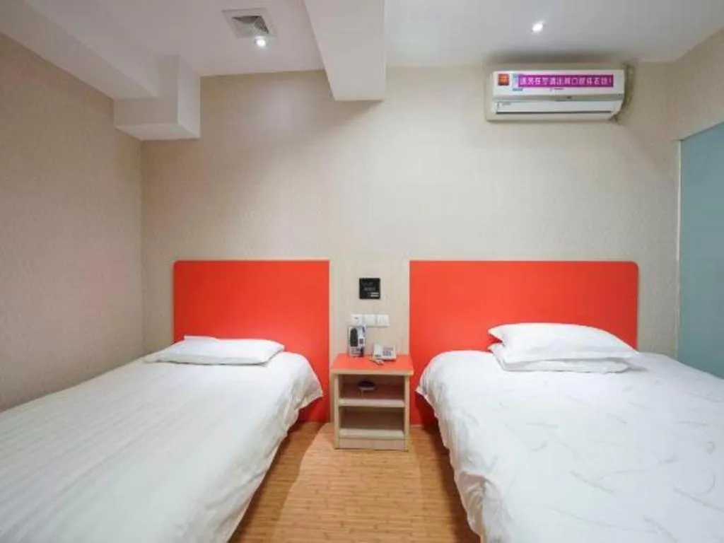 Bed in Shell Hotel Shanghai Expo Changqing Road Metro Station