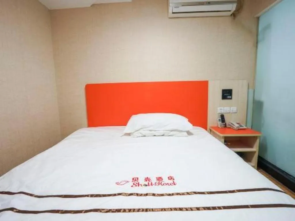 Bed in Shell Hotel Shanghai Expo Changqing Road Metro Station