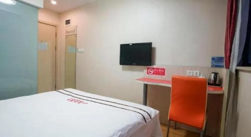 Bed in Shell Hotel Shanghai Expo Changqing Road Metro Station