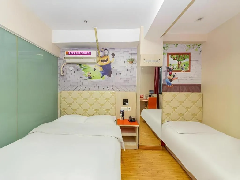 Bed in Shell Hotel Shanghai Expo Changqing Road Metro Station