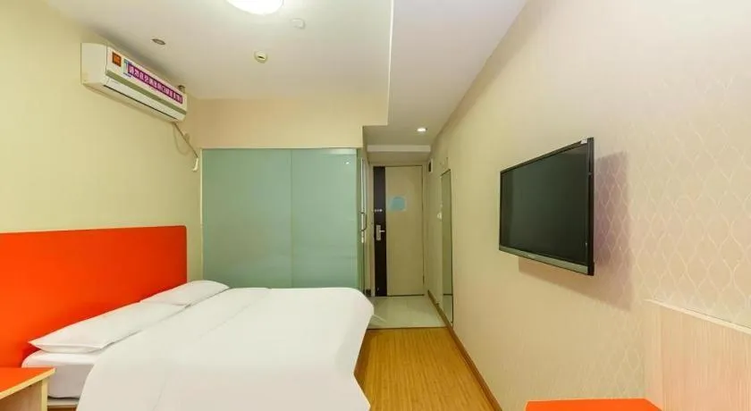 Bed in Shell Hotel Shanghai Expo Changqing Road Metro Station