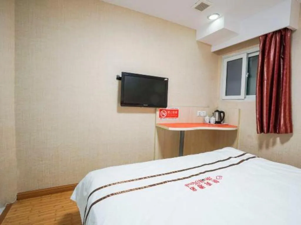 Bed in Shell Hotel Shanghai Expo Changqing Road Metro Station