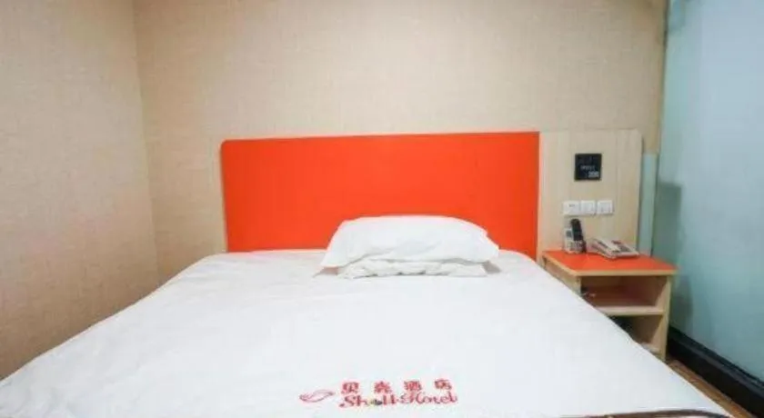 Bed in Shell Hotel Shanghai Expo Changqing Road Metro Station