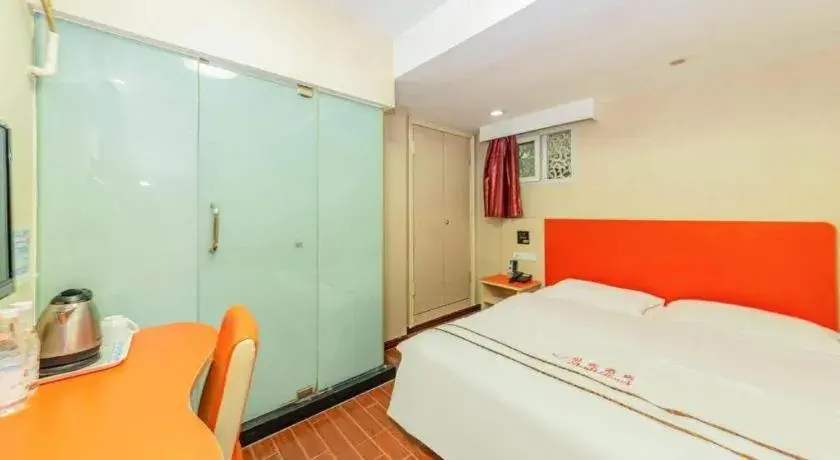 Bed in Shell Hotel Shanghai Expo Changqing Road Metro Station Bed in Shell Hotel Shanghai Expo Changqing Road Metro Station