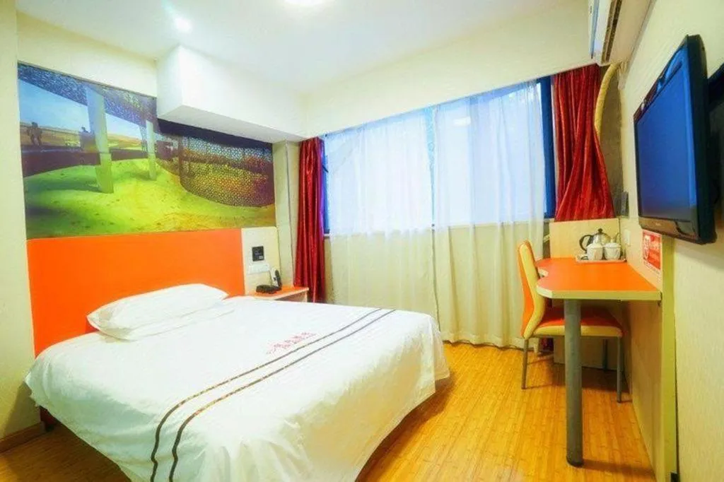 Bed in Shell Hotel Shanghai Expo Changqing Road Metro Station