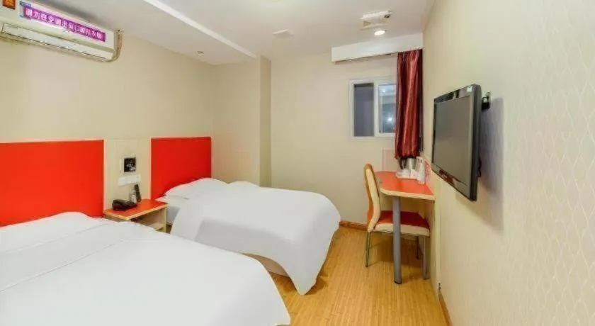 Bed in Shell Hotel Shanghai Expo Changqing Road Metro Station