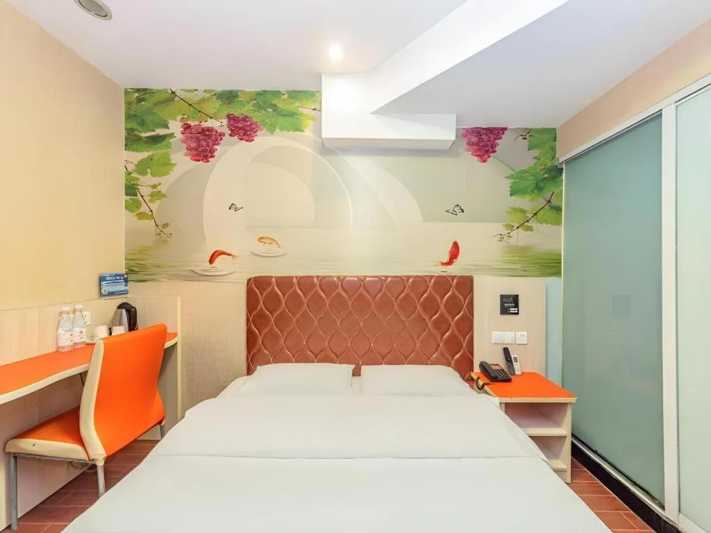 Bed in Shell Hotel Shanghai Expo Changqing Road Metro Station