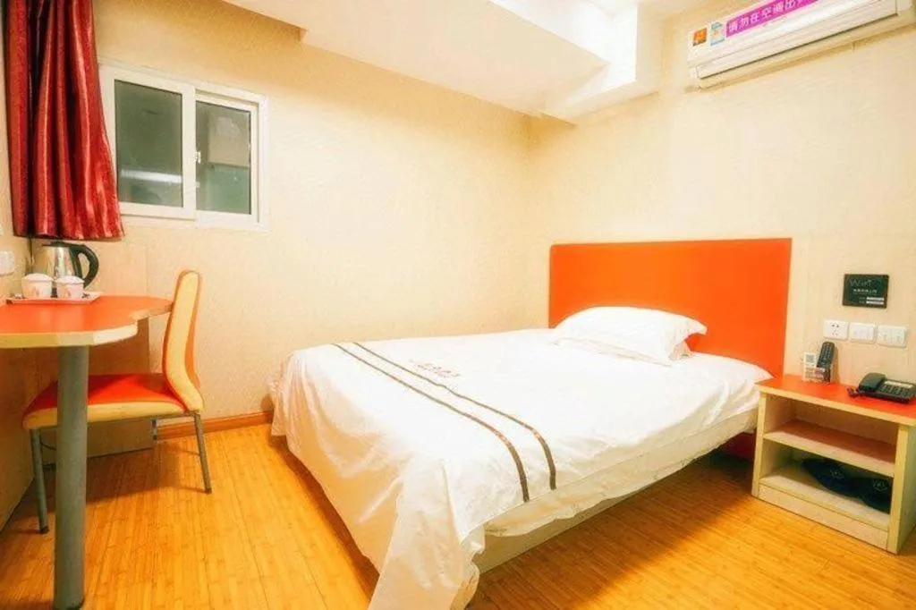 Bed in Shell Hotel Shanghai Expo Changqing Road Metro Station