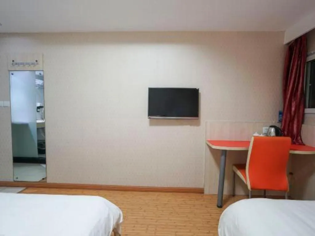 Bed in Shell Hotel Shanghai Expo Changqing Road Metro Station