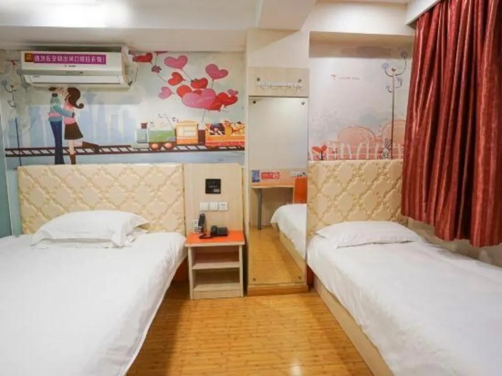 Bed in Shell Hotel Shanghai Expo Changqing Road Metro Station