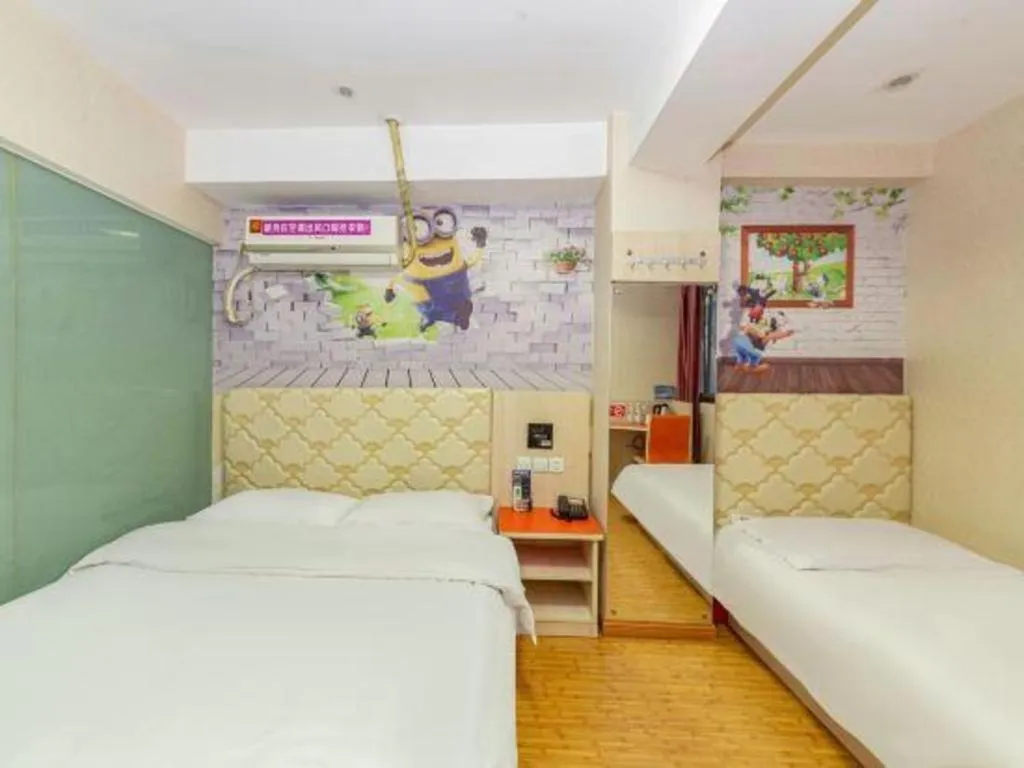 Bed in Shell Hotel Shanghai Expo Changqing Road Metro Station