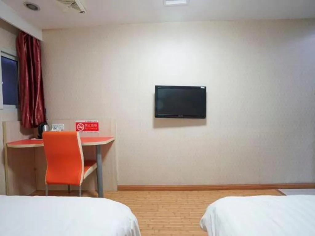 Bed in Shell Hotel Shanghai Expo Changqing Road Metro Station