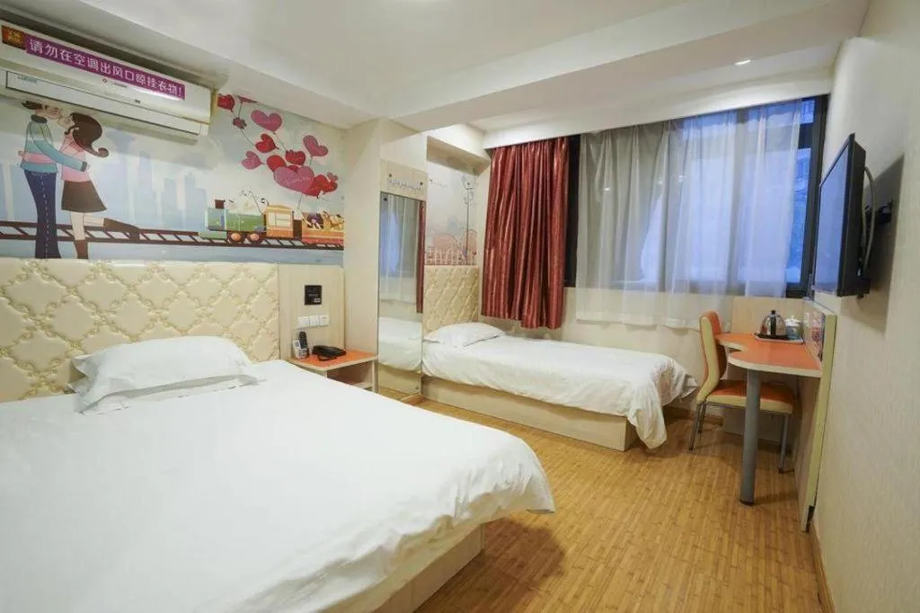 Bed in Shell Hotel Shanghai Expo Changqing Road Metro Station