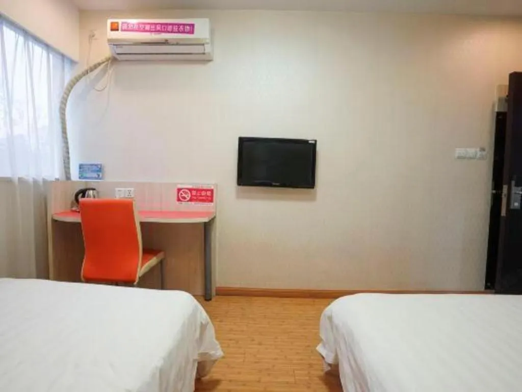 Bed in Shell Hotel Shanghai Expo Changqing Road Metro Station