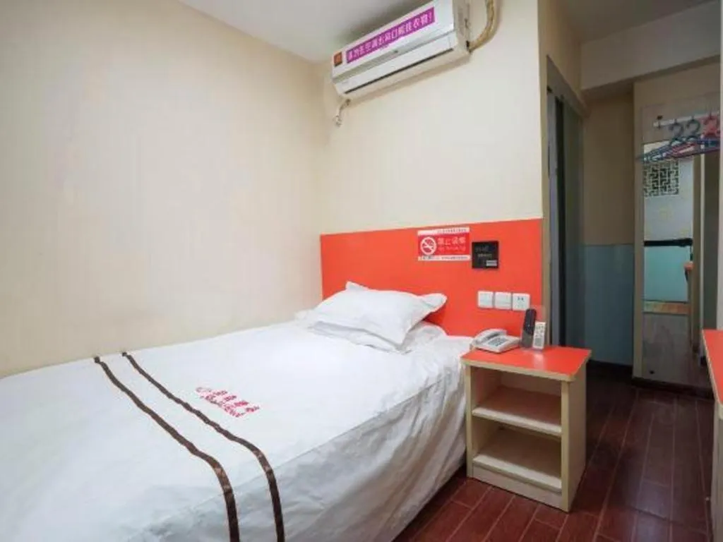 Bed in Shell Hotel Shanghai Expo Changqing Road Metro Station