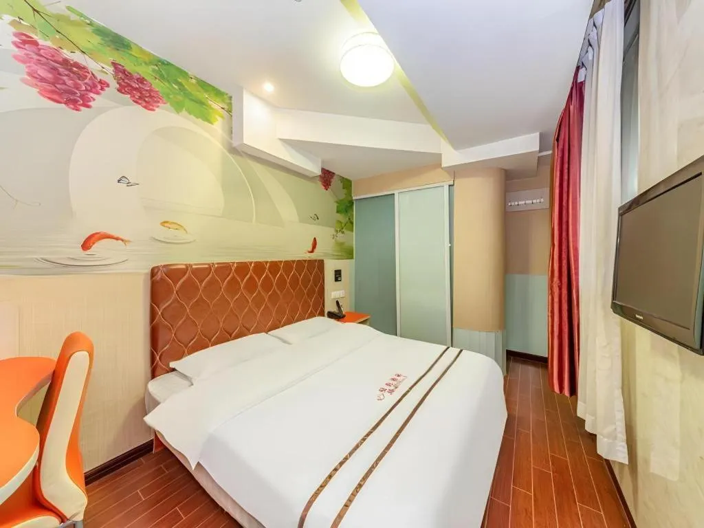 Bed in Shell Hotel Shanghai Expo Changqing Road Metro Station