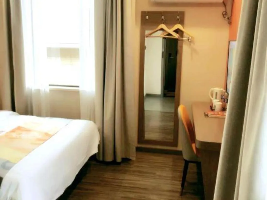Bed in Shell Hotel Shanghai Jinshan Wanda Plaza