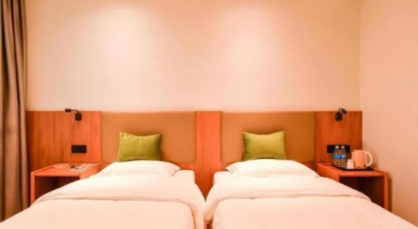 Bed in GreenTree Inn Express Lanzhou West Passenger Station Lanzhou Center