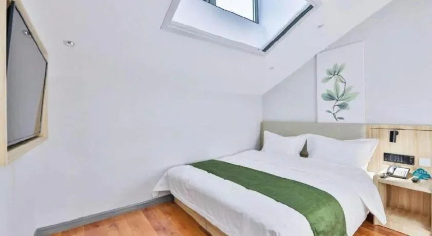 Bed in GreenTree Inn Express Beijing Dongcheng District Beixinqiao Metro Station Gui Street
