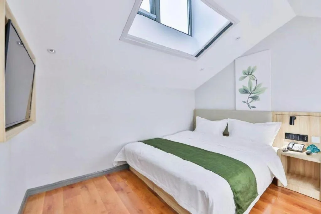 Bed in GreenTree Inn Express Beijing Dongcheng District Beixinqiao Metro Station Gui Street