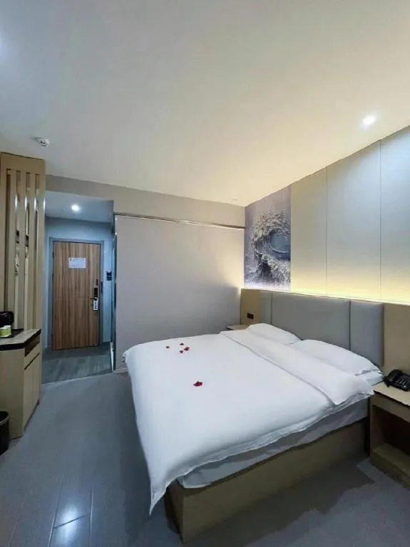 Bed in Super 8 Hotel Dingzhou Chongwen Street