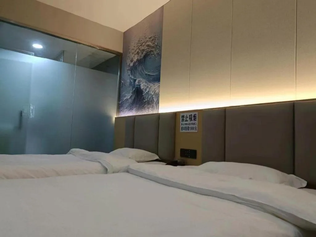 Bed in Super 8 Hotel Dingzhou Chongwen Street