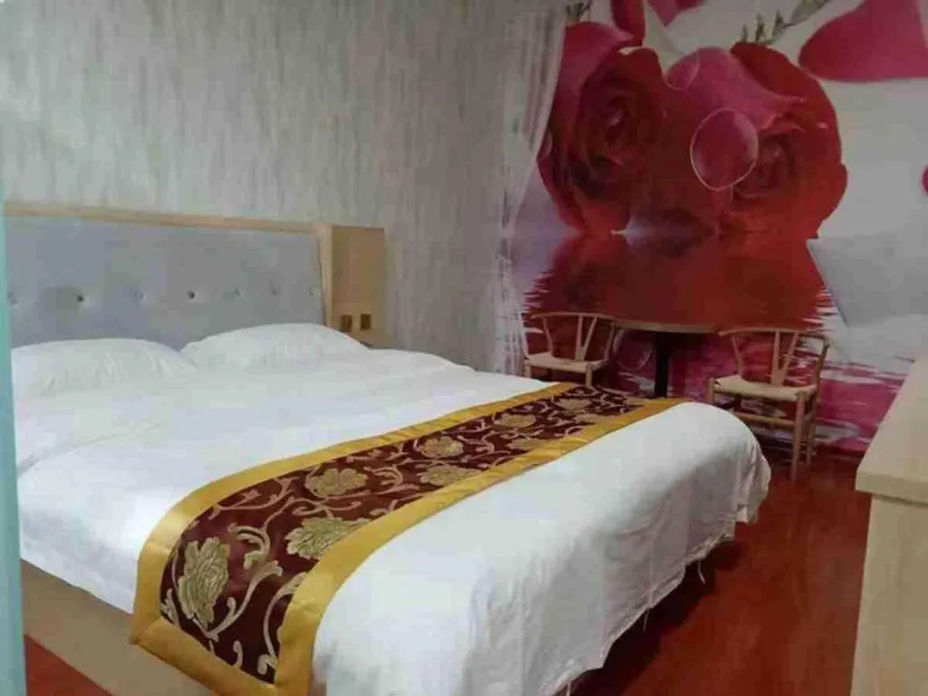 Bed in Super 8 Hotel Dingzhou Chongwen Street