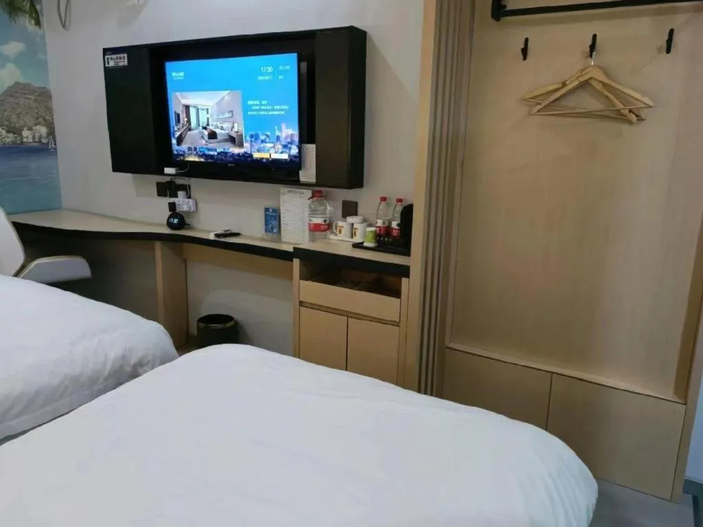 Bed in Super 8 Hotel Dingzhou Chongwen Street