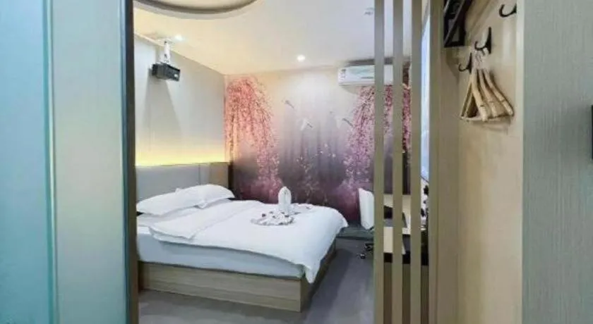 Bed in Super 8 Hotel Dingzhou Chongwen Street