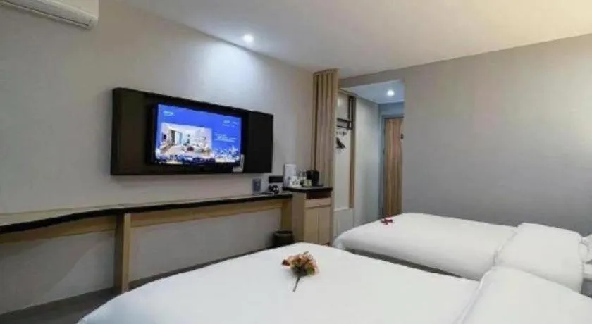 Bed in Super 8 Hotel Dingzhou Chongwen Street