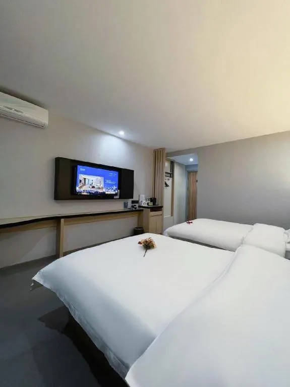 Bed in Super 8 Hotel Dingzhou Chongwen Street