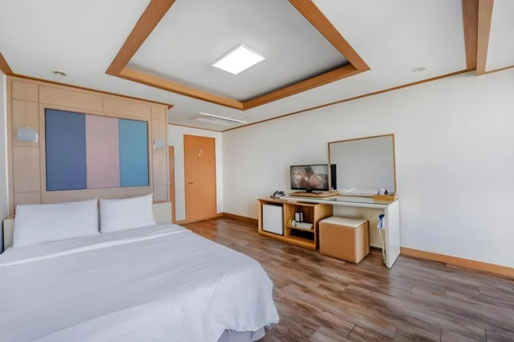 Bed in Gangneung Four Season Hotel and Pension