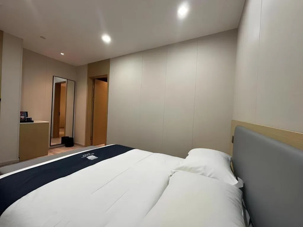 Bed in Echarm Hotel Shanghai North Bund Tilanqiao Metro Station