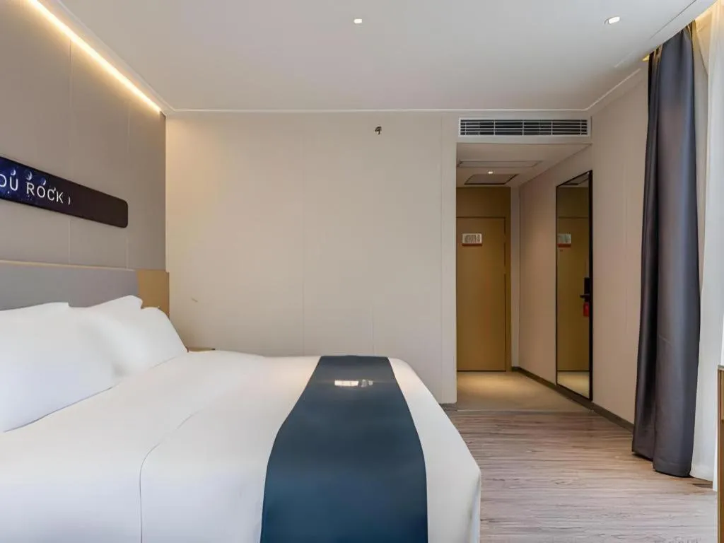 Bed in Echarm Hotel Shanghai North Bund Tilanqiao Metro Station