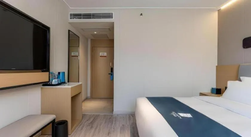 Bed in Echarm Hotel Shanghai North Bund Tilanqiao Metro Station