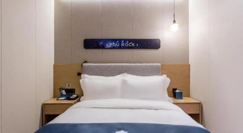 Bed in Echarm Hotel Shanghai North Bund Tilanqiao Metro Station
