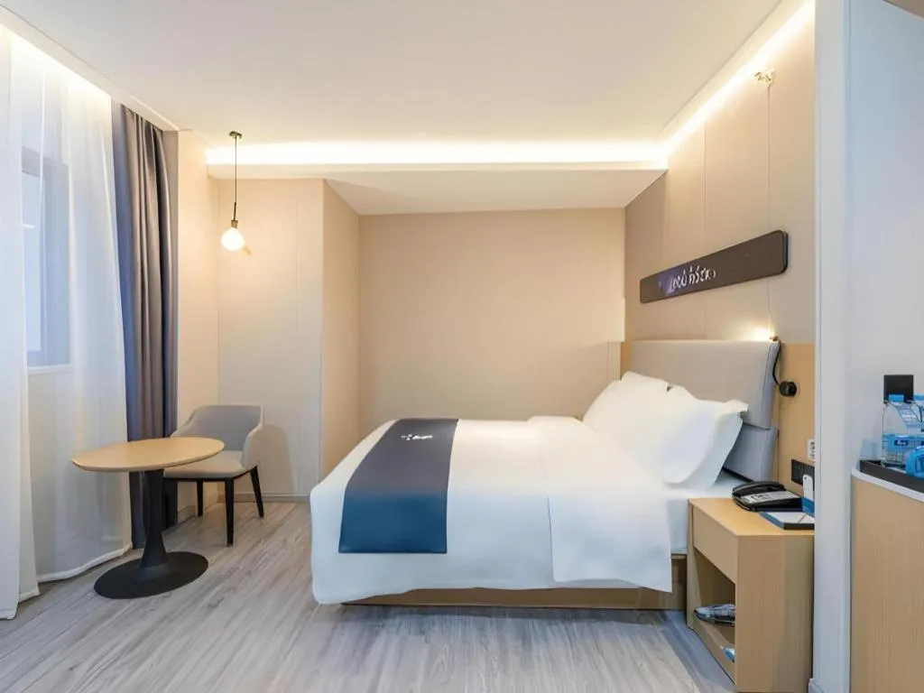 Bed in Echarm Hotel Shanghai North Bund Tilanqiao Metro Station